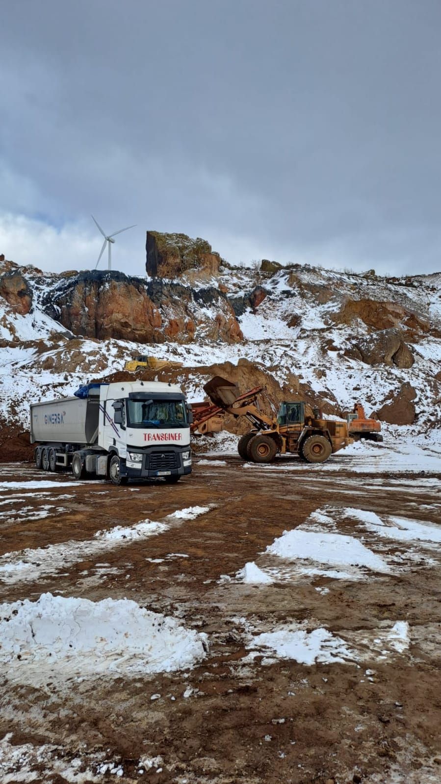 Camión de Transportes Ginersa cargando áridos en una cantera