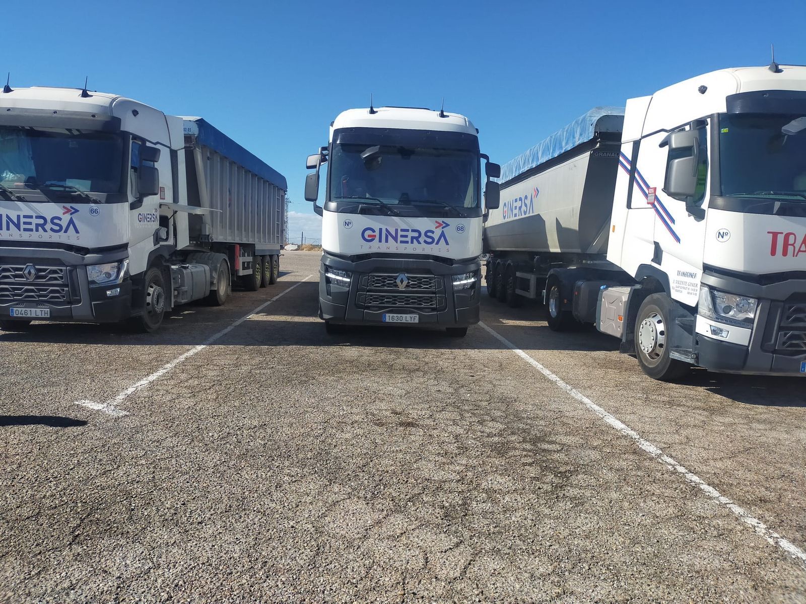 Tres camiones Renault de la flota actual de Transportes Ginersa