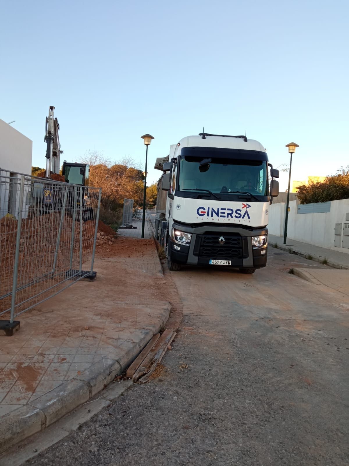 Camión de Transportes Ginersa en una calle en obras