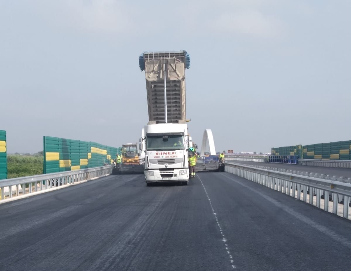 Camión de Transportes Ginersa descargando en una obra de construcción